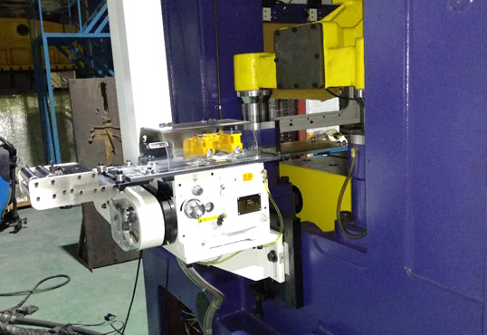 在應(yīng)用沖床送料機(jī)時(shí)，需具備的安全設(shè)施有哪些?